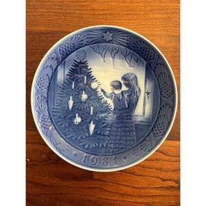 1981 Vintage Royal Copenhagen Christmas 7" Plate, "Admiring the Christmas Tree"